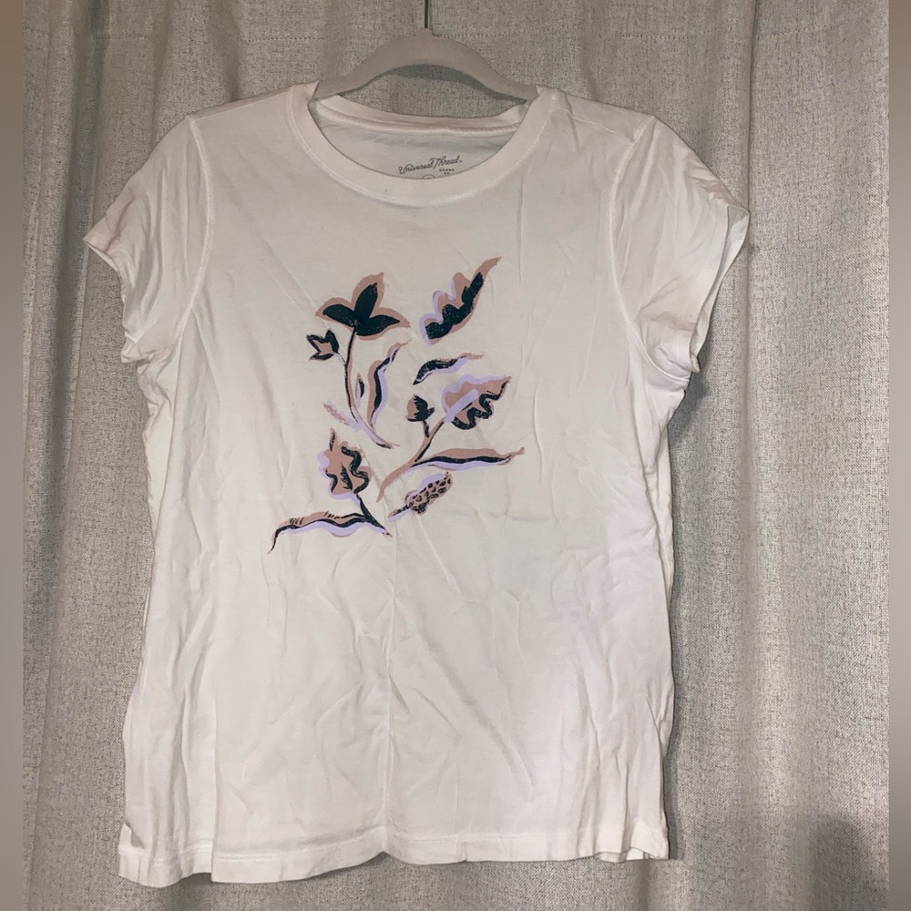 Selling a White Univeral Thread T-Shirt with a pretty design, Size M